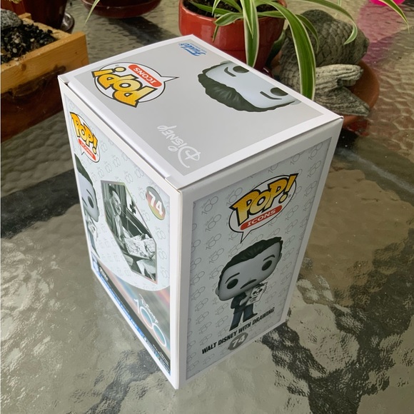 Funko Pop! “Disney 100 WALT DISNEY with DRAWING” NWT/black & white! - Picture 4 of 7